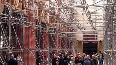 L'interno del Duomo di Mirandola con le impalcature 