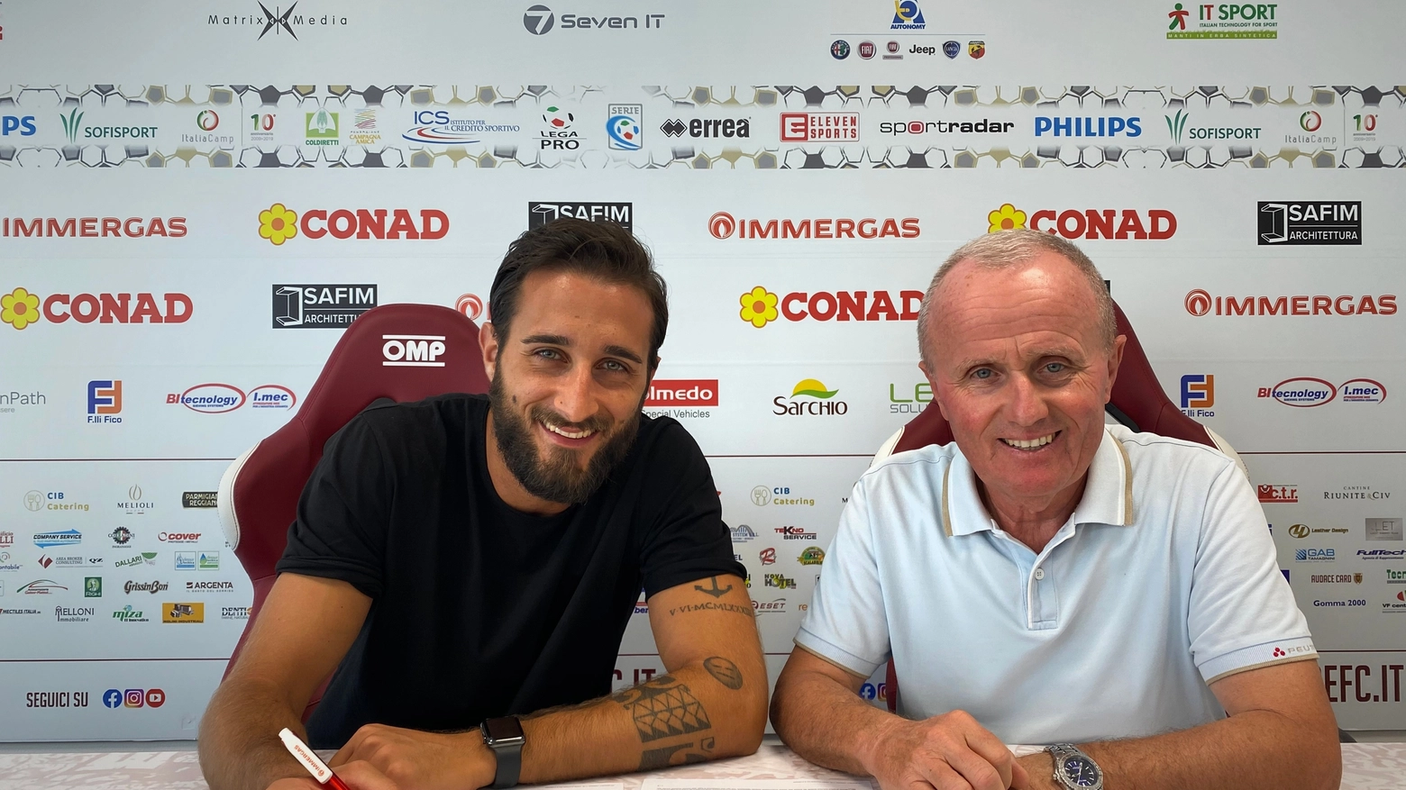 Paolo Rozzio (a sinistra) col ds Doriano Tosi al momento della firma del contratto