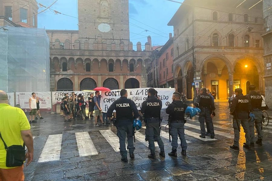 Corteo anarchici a Bologna, sparati fuochi d'artificio sotto le Torri