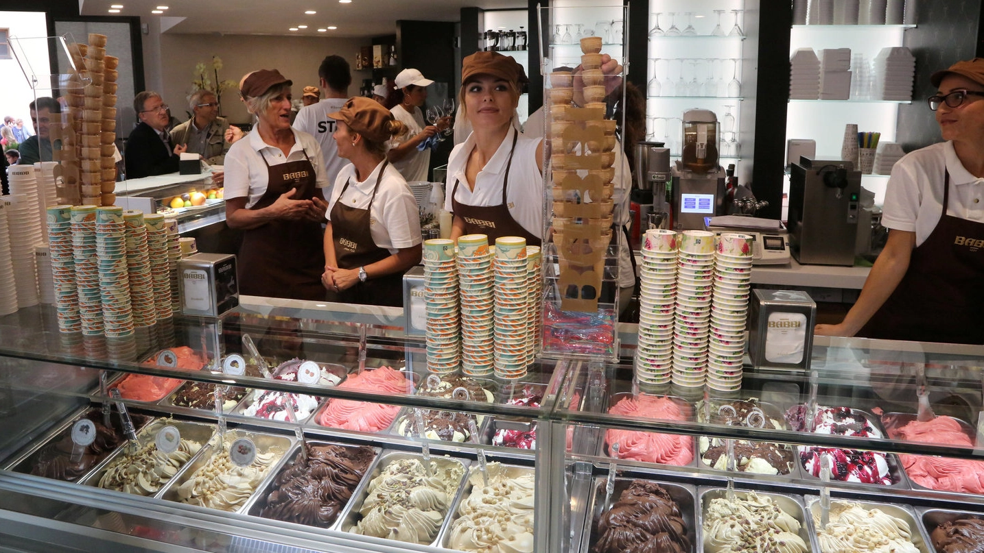 Il banco gelati del Babbi Caffè a Cesena (Foto Ravaglia)