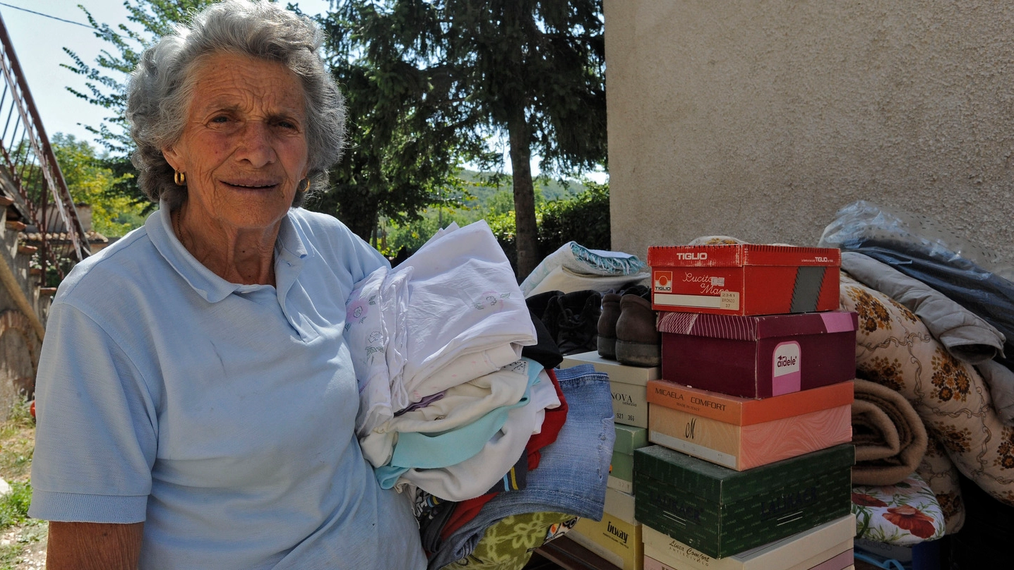 Utilia Scipioni, 79 anni, porta via le sue cose dall’abitazione a rischio crollo (foto Calavita)