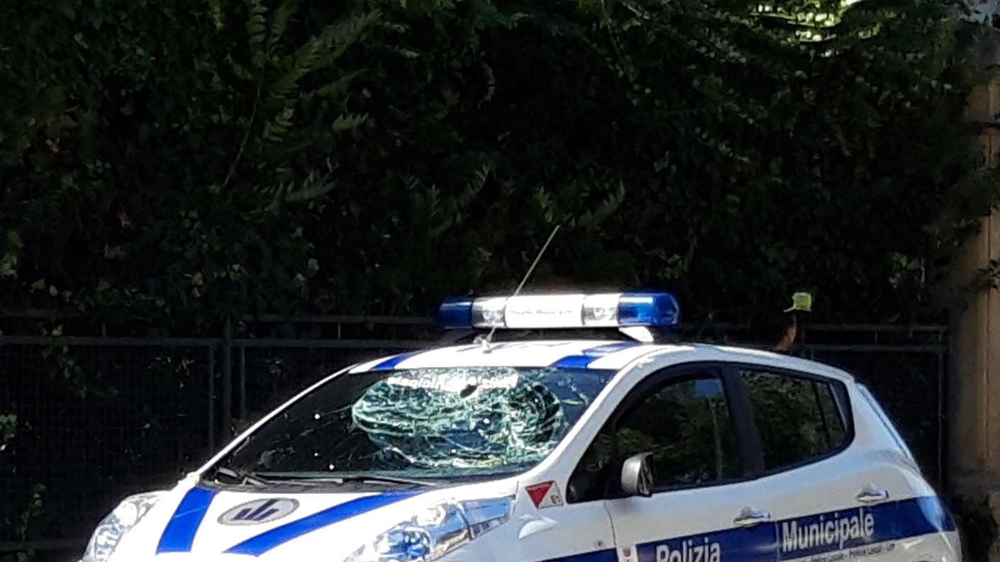 Maltempo a Reggio Emilia, colpita un'auto della Municipale
