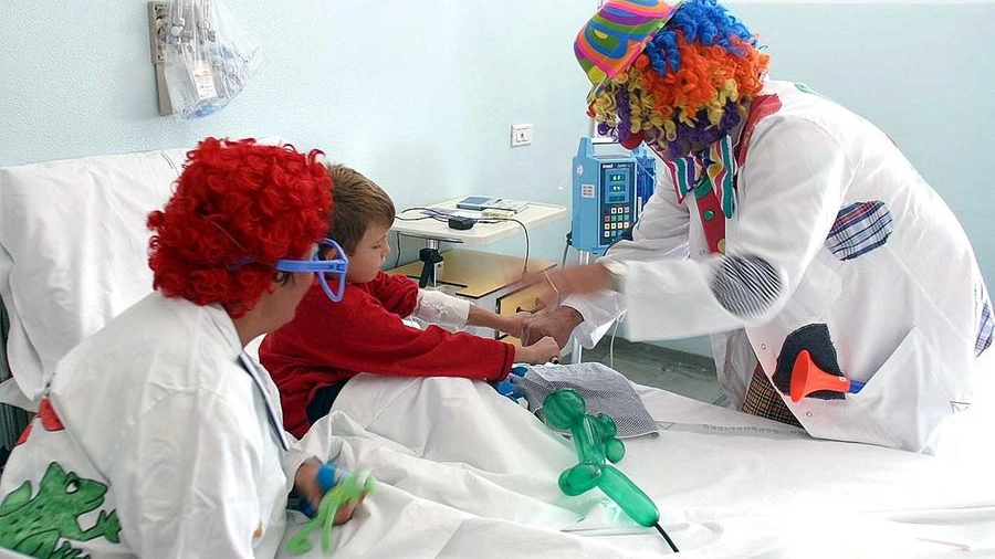 Clown in corsia, uno dei tanti modi per risollevare i bambini in ospedale