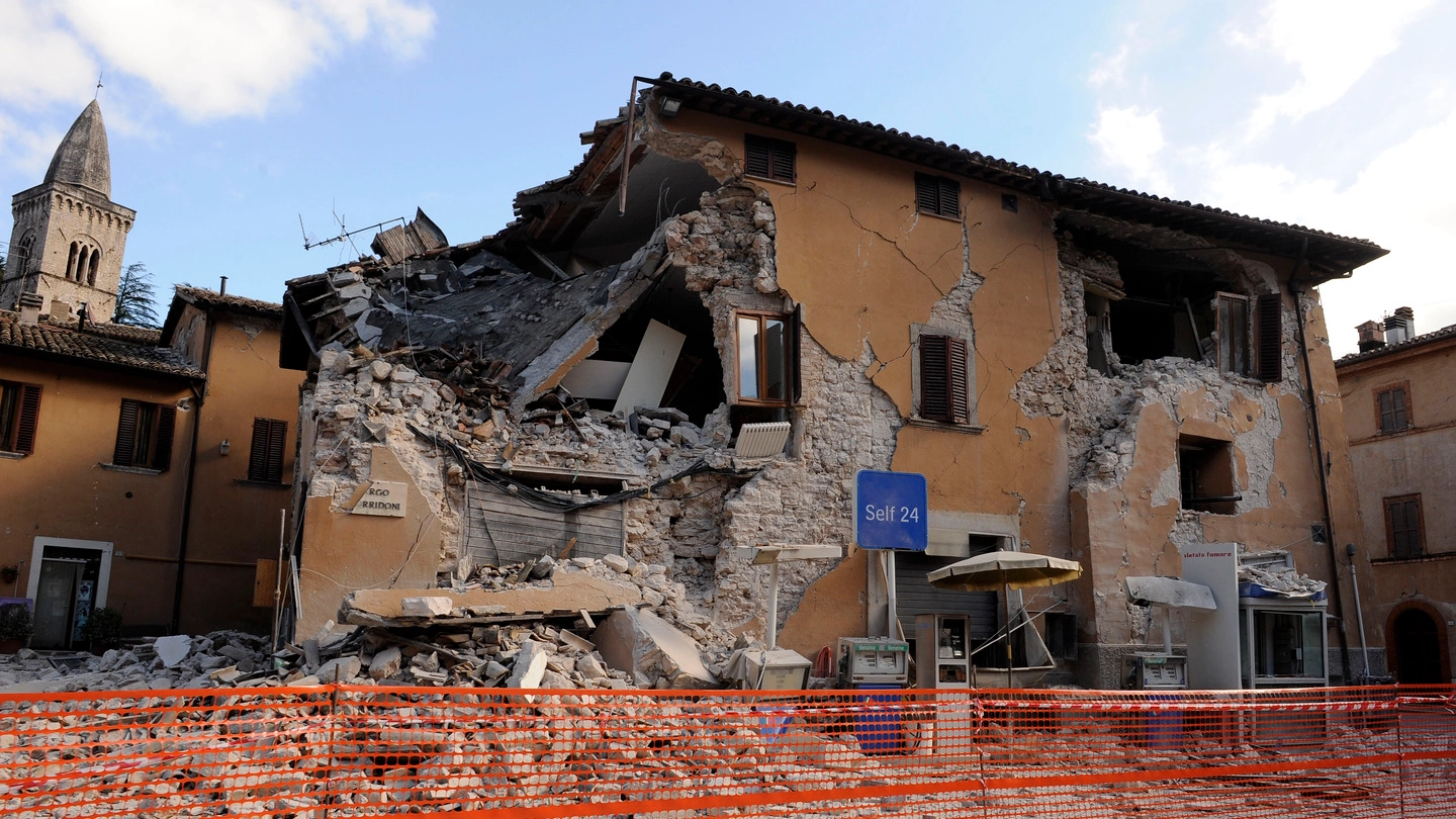 Una casa sventrata dal terremoto (Calavita)