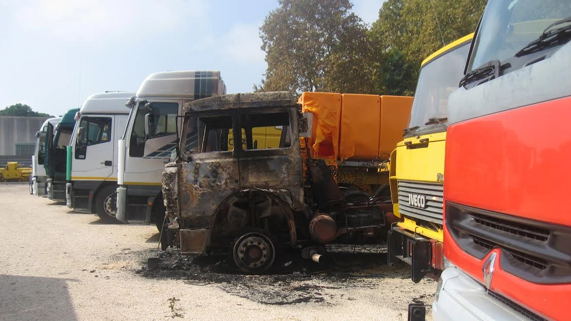 San Biagio di Argenta (Ferrara), bruciano undici camion della ditta Faro