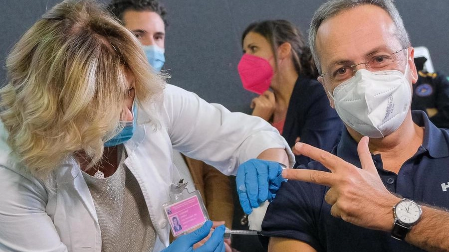 Un medico si sottopone alla terza dose di vaccino anti Covid in Sicilia