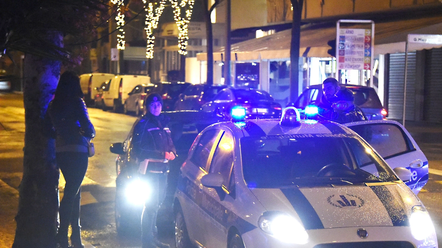 Rimini, la polizia municipale ha colto sul fatto tre clienti delle prostitute
