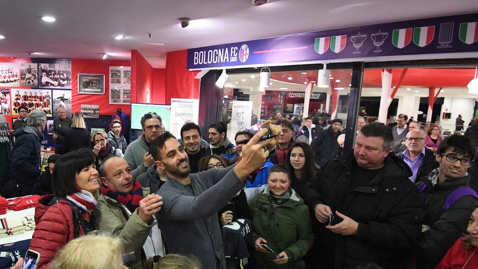 Domenico Maietta i presta ai selfie con i tifosi (Schicchi)
