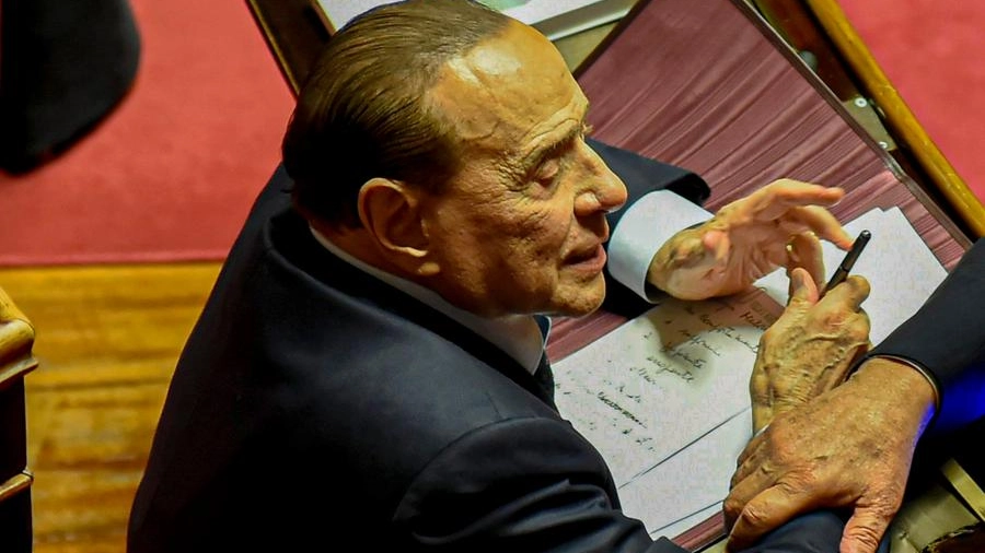 Gli appunti di Silvio Berlusconi durante la prima seduta in Senato (ImagoE)