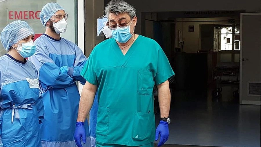 Il dottor Umberto Gnudi davanti all'ingresso del pronto soccorso