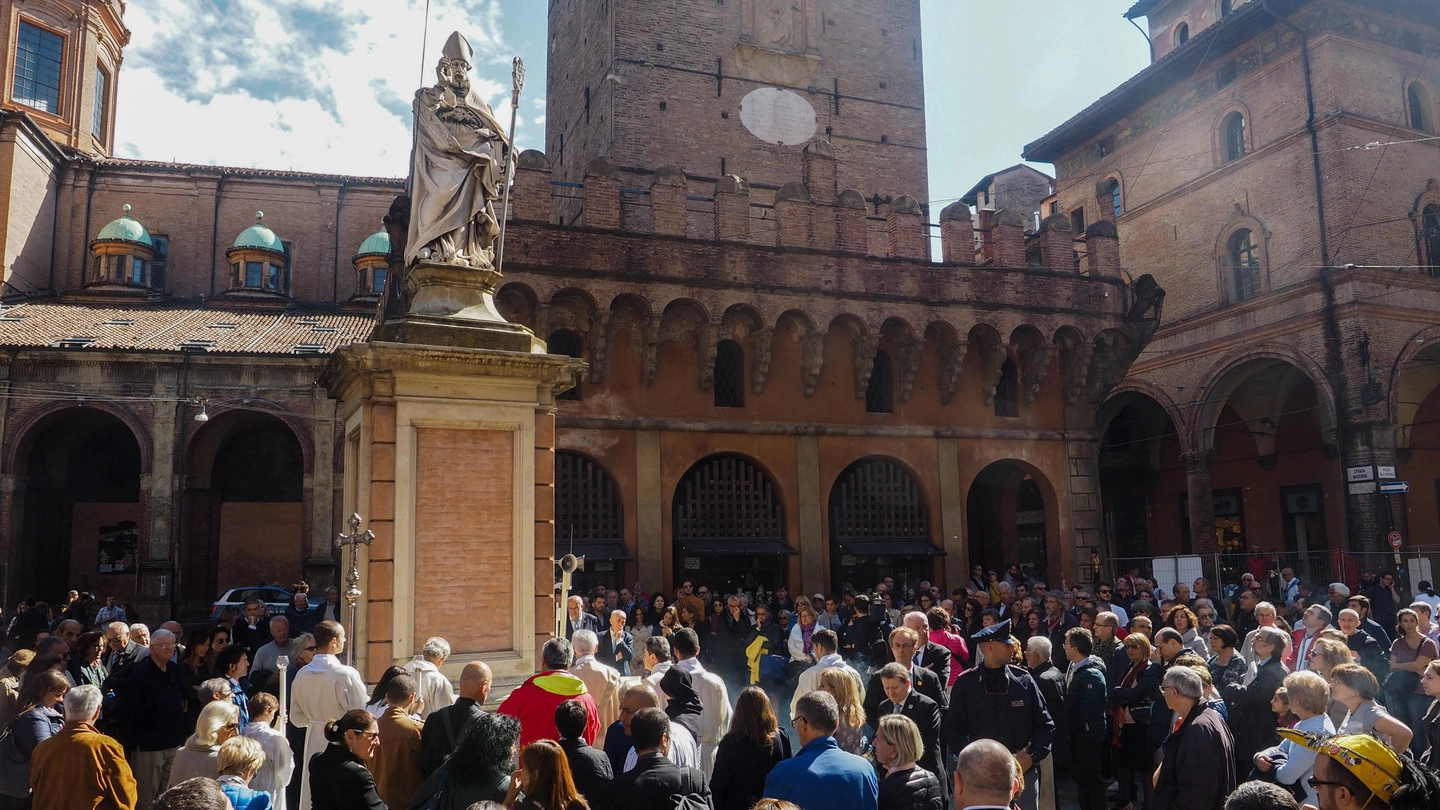 Ieri la folla per la benedizione sotto la statua di San Petronio