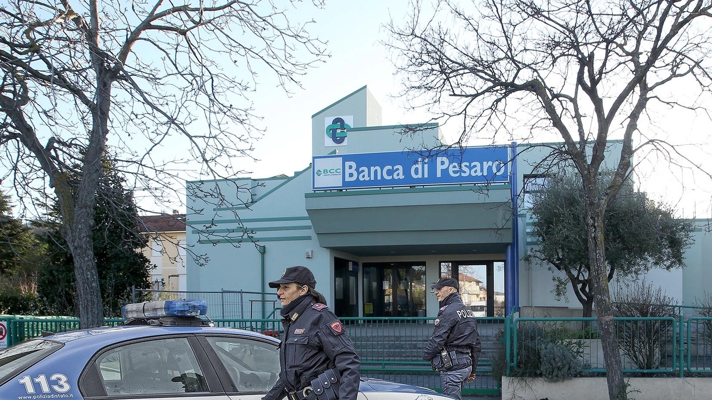 Polizia difronte alla Banca di Pesaro di Villa Fastiggi (Fotoprint)