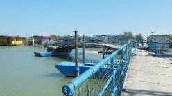 Il ponte di barche che porta alla spiaggia di Barricata