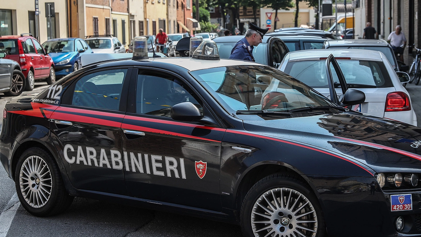 Pronto intervento dei carabinieri oggi pomeriggio per bloccare un truffatore seriale dello specchietto