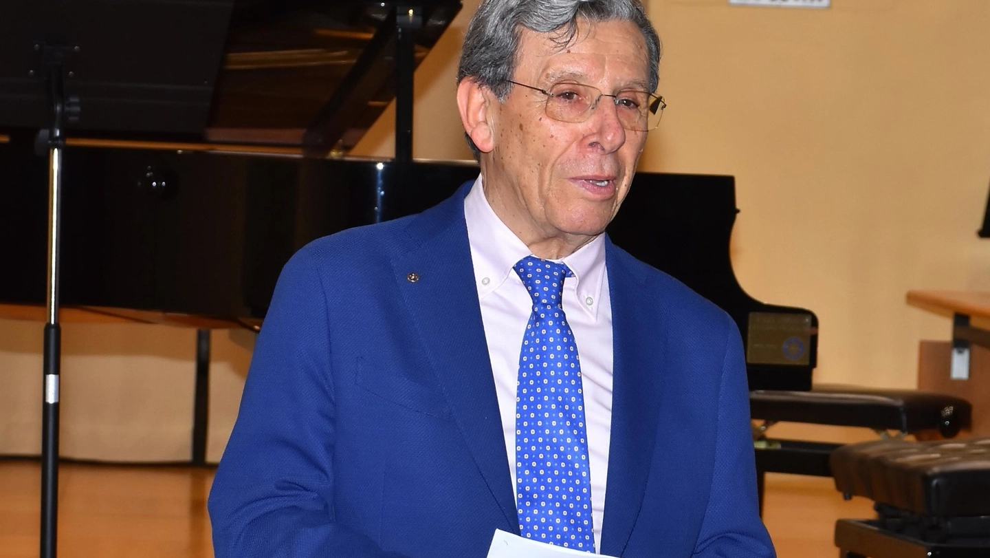 Una bella foto di Luciano Del Rio davanti ad un pianoforte