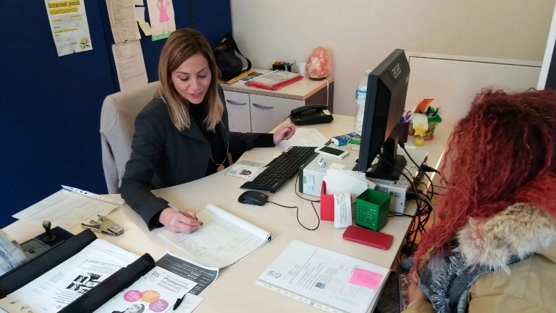 Un colloquio di una utente con una operatrice del Centro per l'impiego Pesaro  