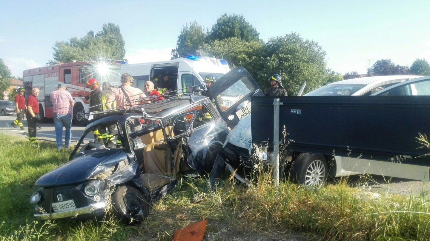 Scontro tra auto a Ponte Rizzoli, un morto