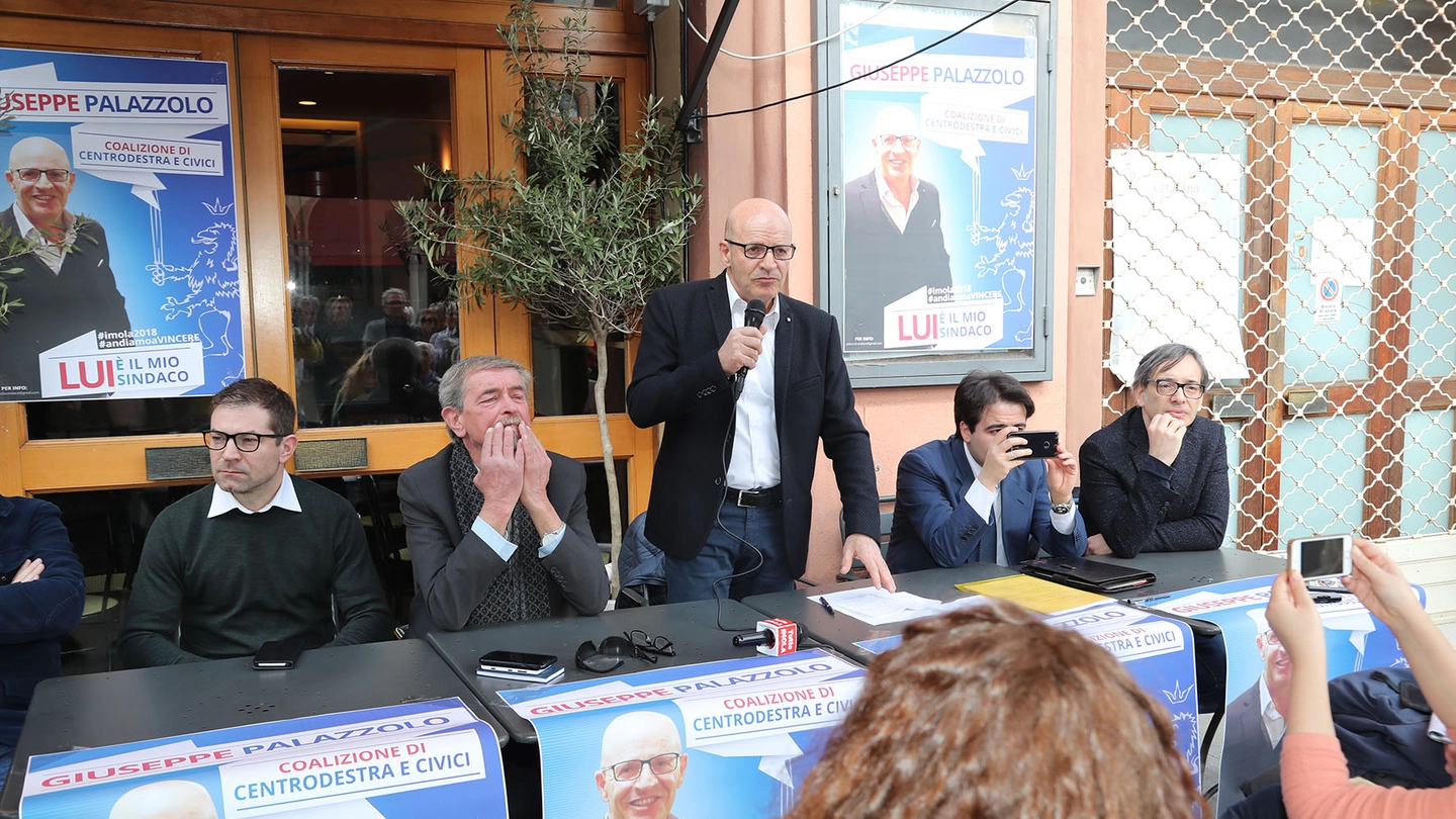 Giuseppe Palazzolo durante l’appuntamento in cui ha presentato il suo programma di candidato del centrodestra