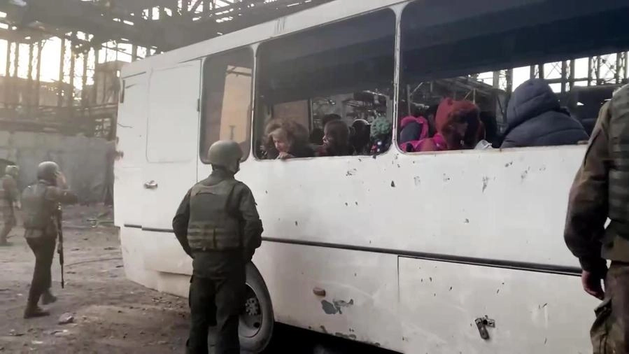 Un frame dell'operazione di evacuazione dei civili dall'acciaieria di Azovstal (Ansa)
