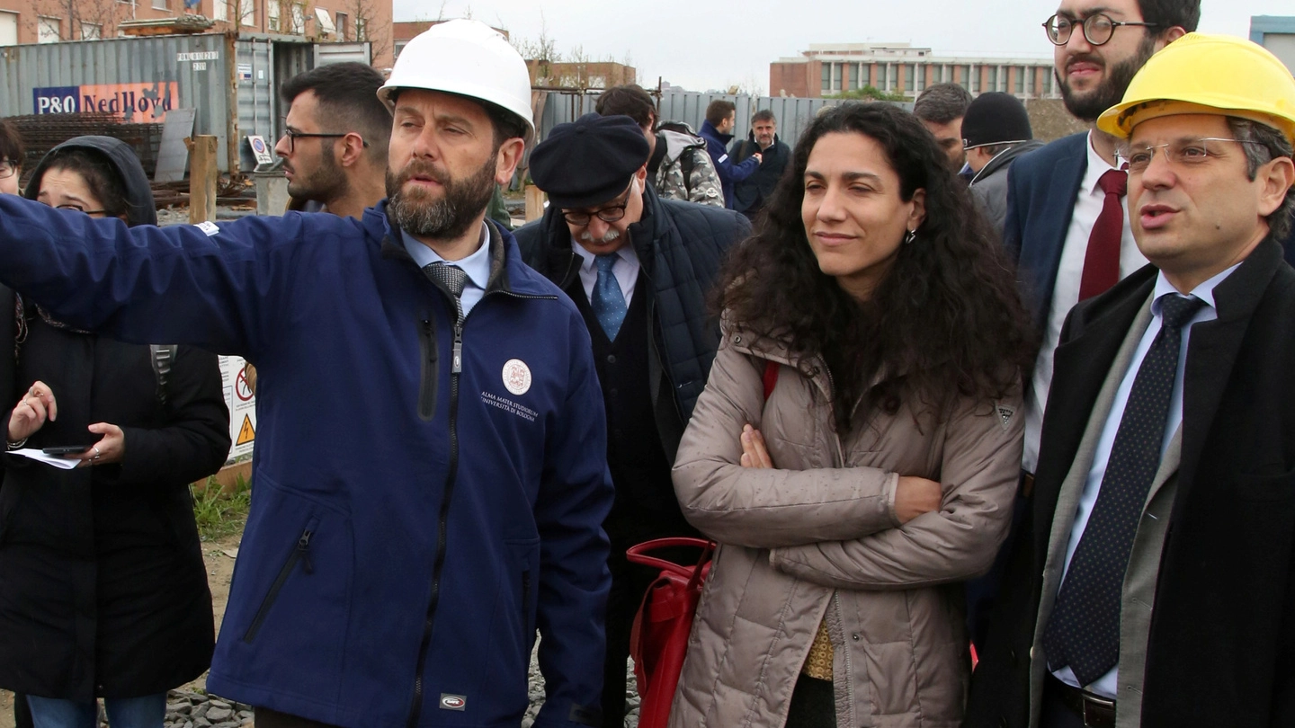 ISPEZIONE Il rettore Ubertini (col casco giallo a destra) sul cantiere insieme all’assessora comunale Francesca Lucchi