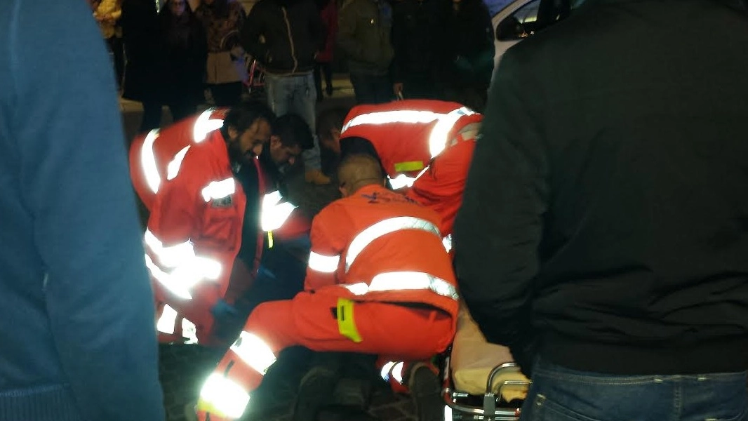 Uno dei feriti a terra, soccorso dal personale  del 118 