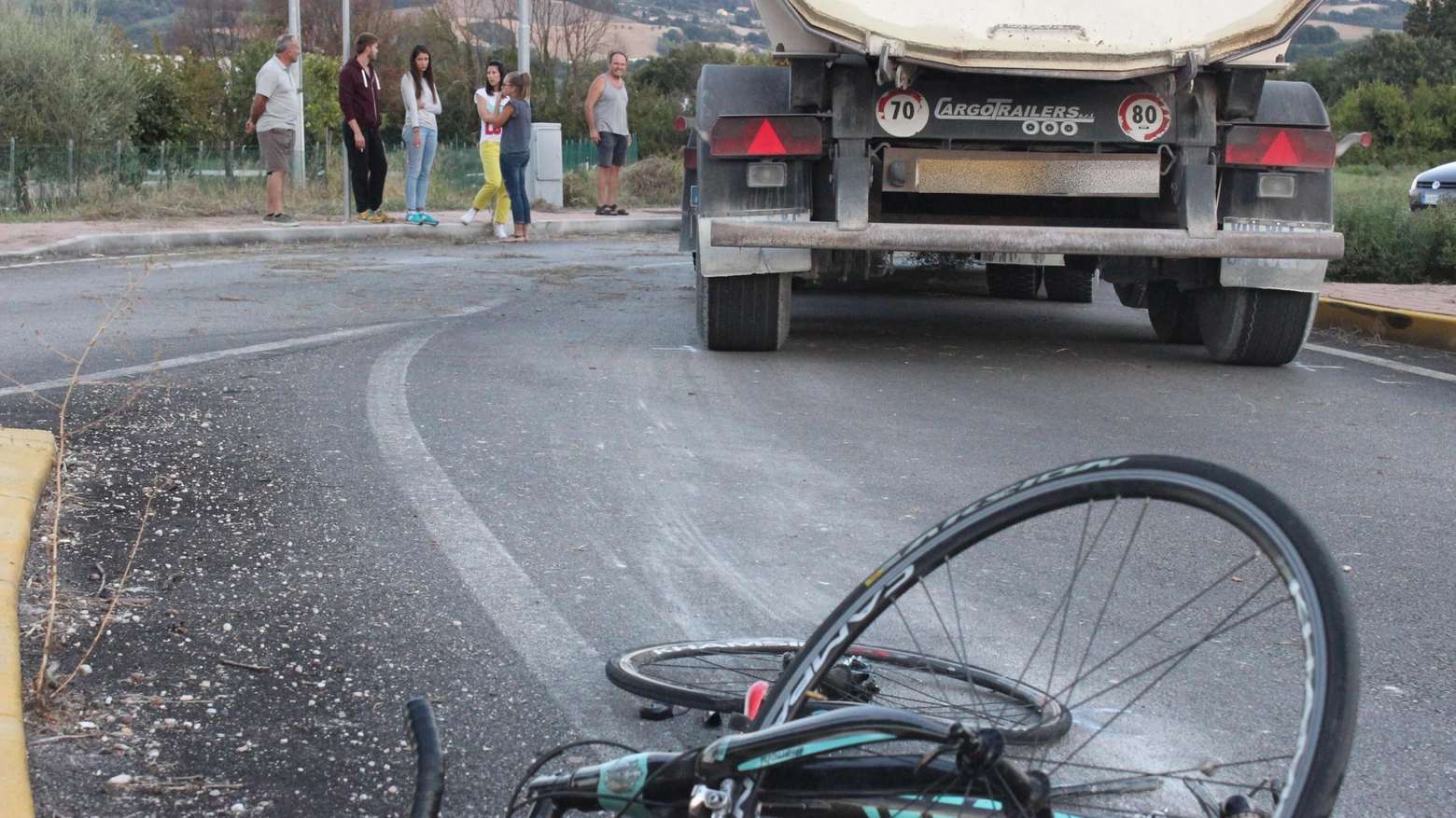 Fossombrone, la bicicletta e il camion che ha agganciato il 29enne fanese
