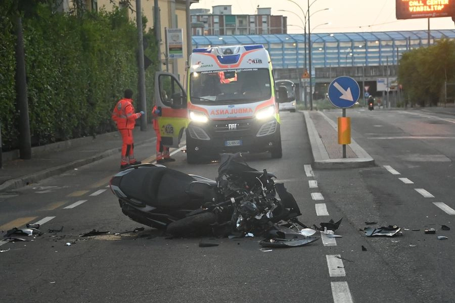 Incidente in via Mattei a Bologna (foto Schicchi)