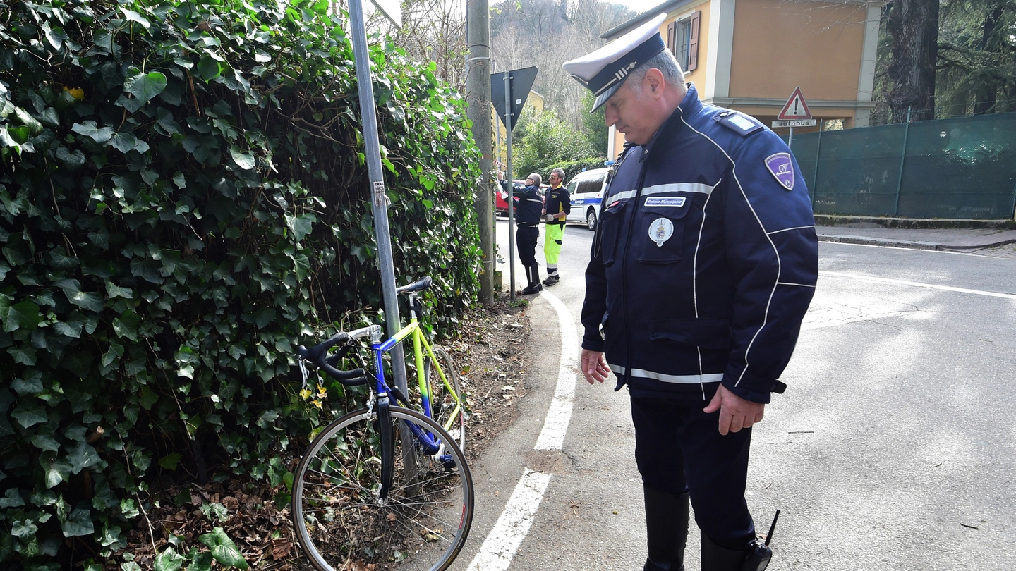 La Polizia locale con la bicicletta di Matteo, 18 anni, morto poco dopo al Maggiore