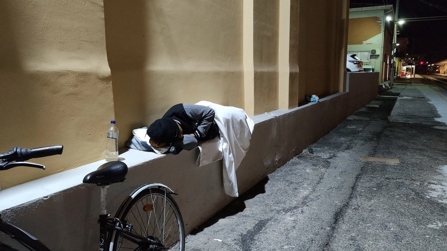Alcuni senzatetto l’altra notte in stazione, a Fano