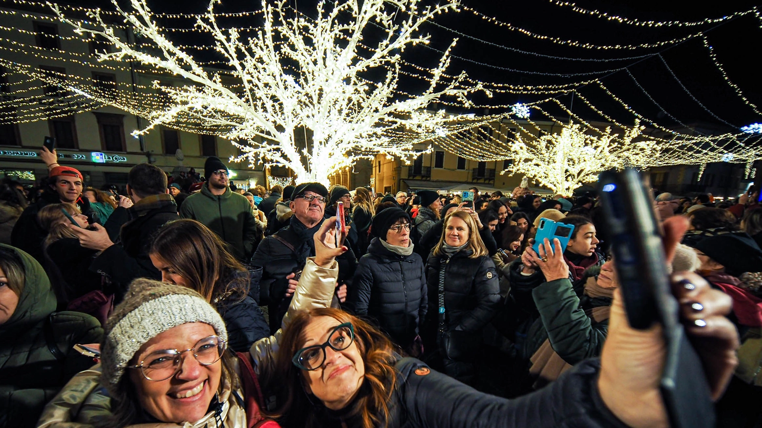 Trampolieri e acrobati protagonisti dello show in piazza Cavour. A Capodanno l’incendio del castello e il concerto di Biagio Antonacci