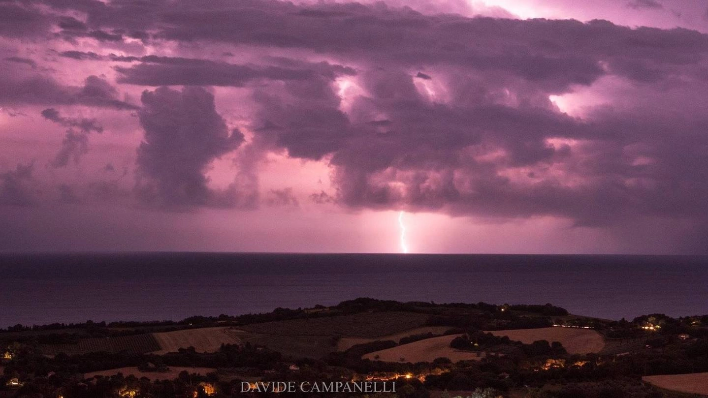Notte di fulmini e saette sul mare, un’immagine da Novilara (Foto Davide Campanelli)