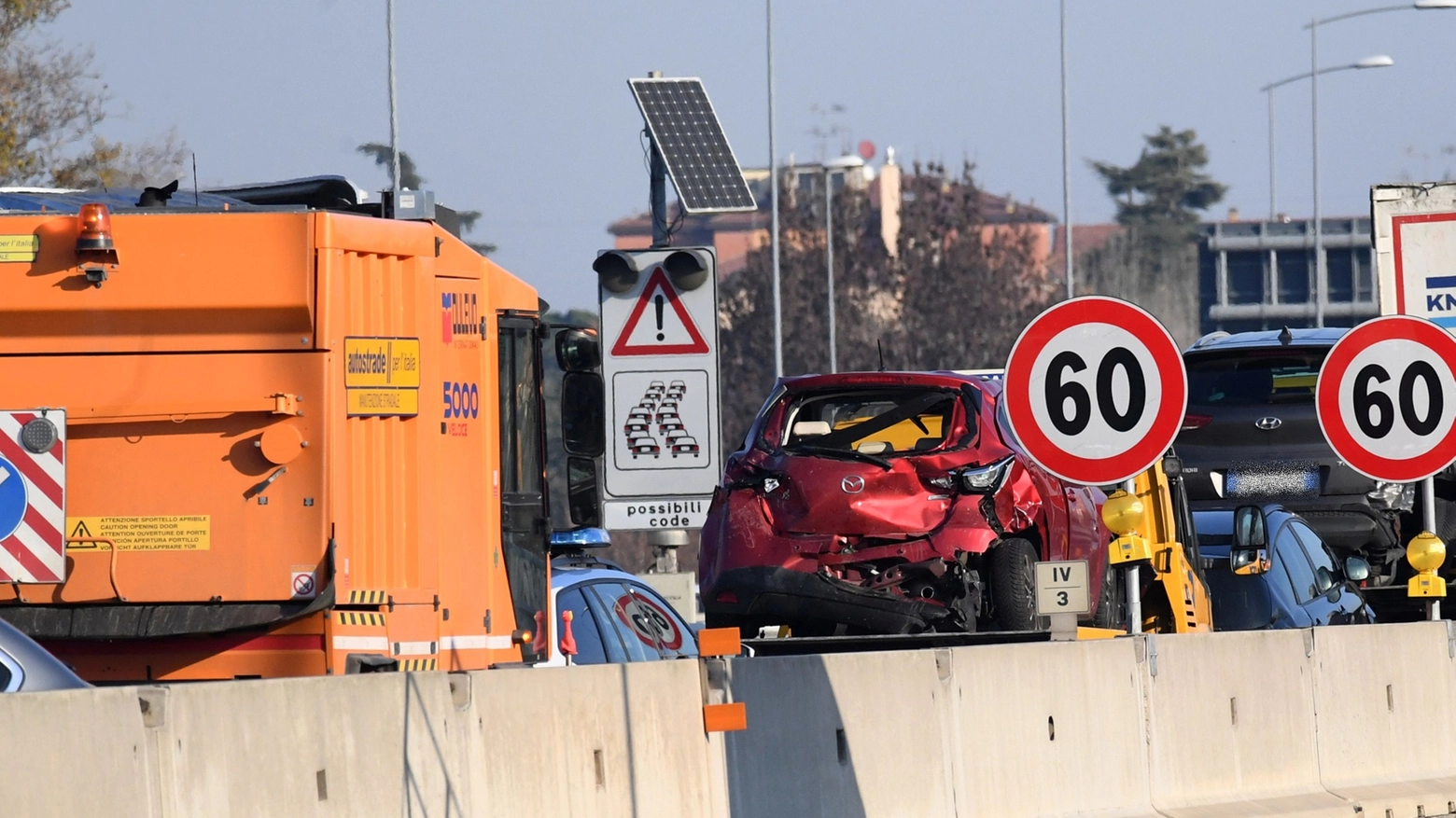 Incidente in autostrada a Bologna, coinvolti un tir e 5 auto (FotoSchicchi)