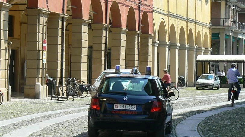 Carabinieri in centro a Correggio