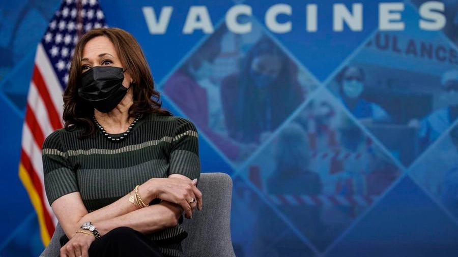 La vicepresidente Kamala Harris riceve la terza dose di vaccino anti Covid (Ansa)