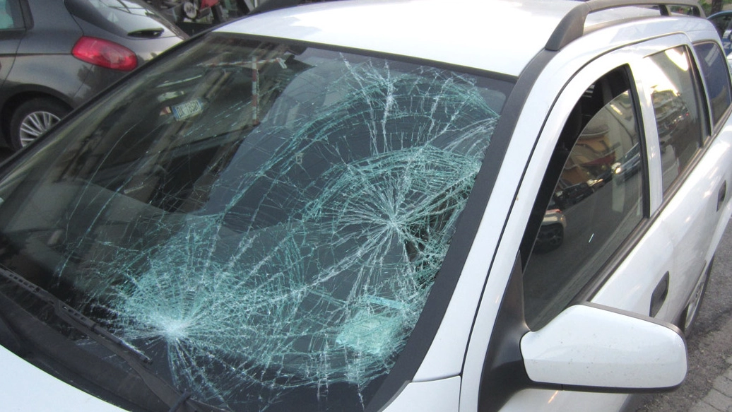 L’auto dopo l’incidente di Monsampolo (foto Sgattoni)