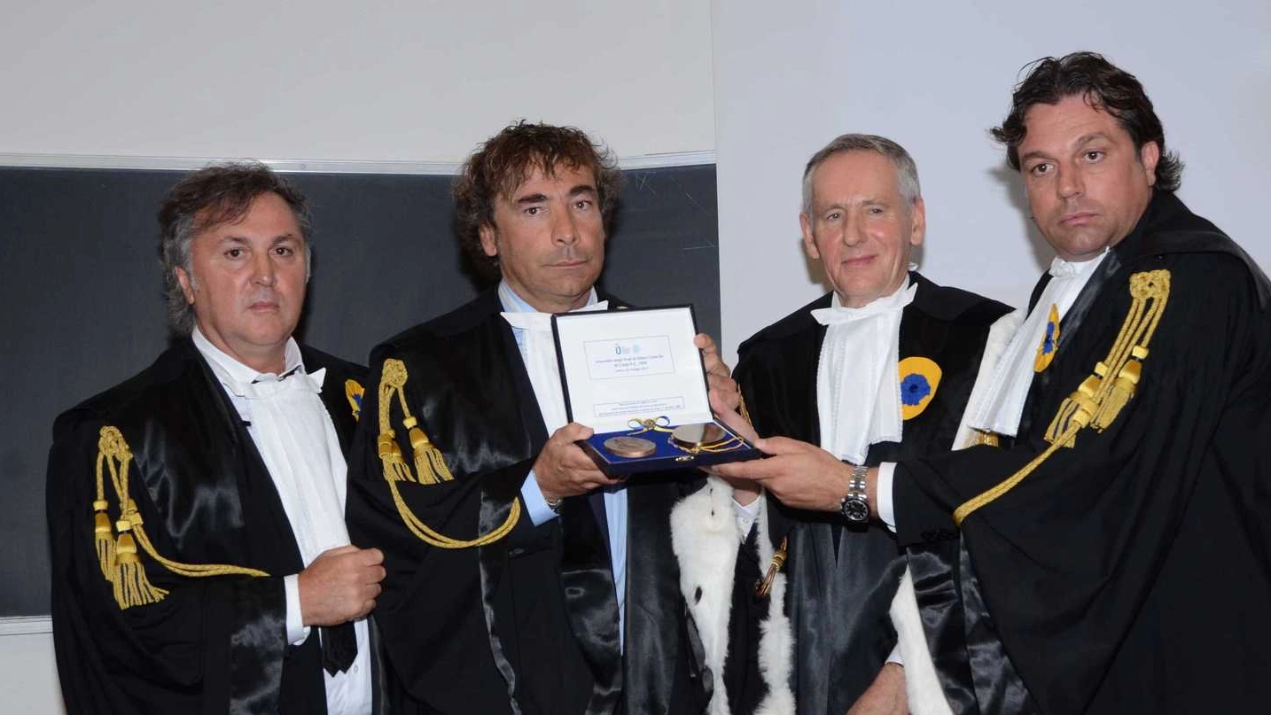 Stefano Bonacini, presidente del Carpi, riceve il Sigillo d’Ateneo dell’Università di Urbino