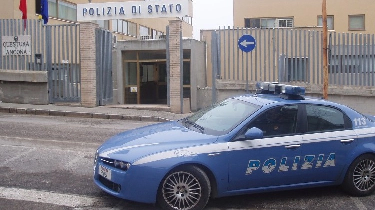 Polizia, una Volante della Questura di Ancona