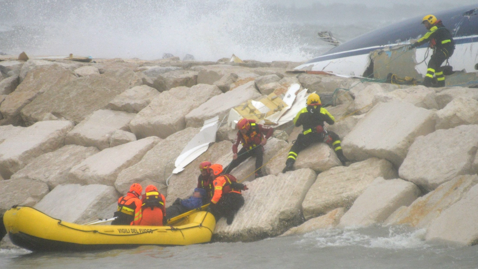Rimini, le operazioni di soccorso dopo il naufragio della barca a vela (Foto Migliorini)