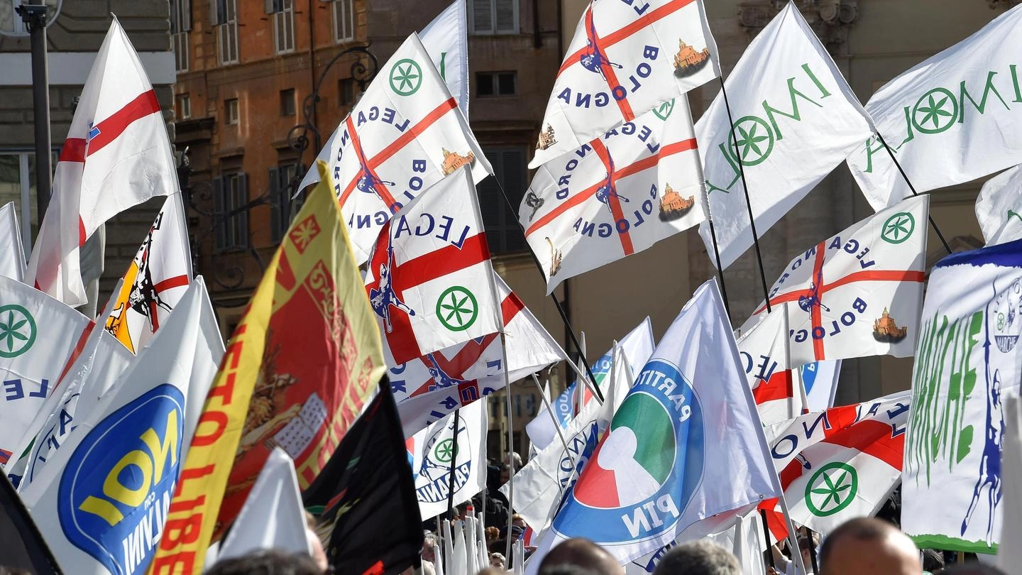 Bandiere della Lega Nord in una foto d’archivio (Ansa)