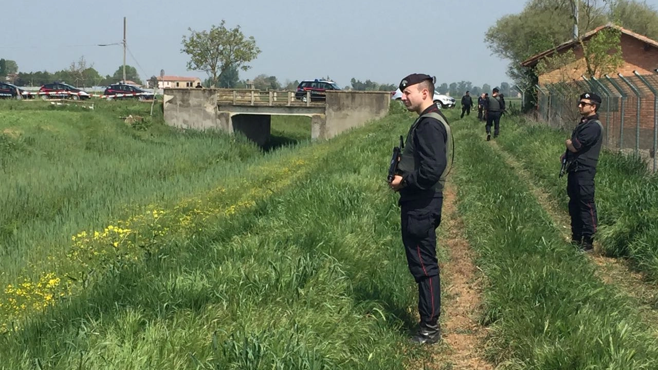 Le ricerche dei carabinieri di Faenza nella zona al confine tra il lughese e il ferrarese 