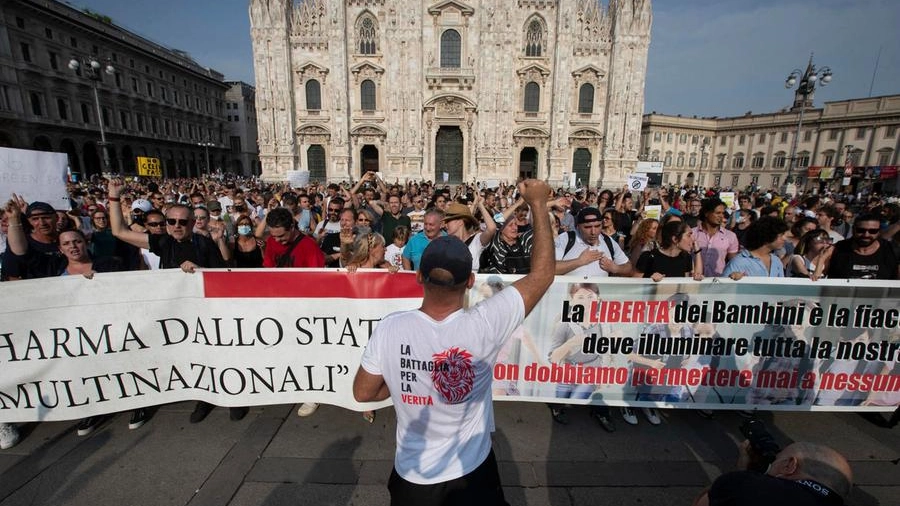 La manifestazione in piazza Duomo a Milano