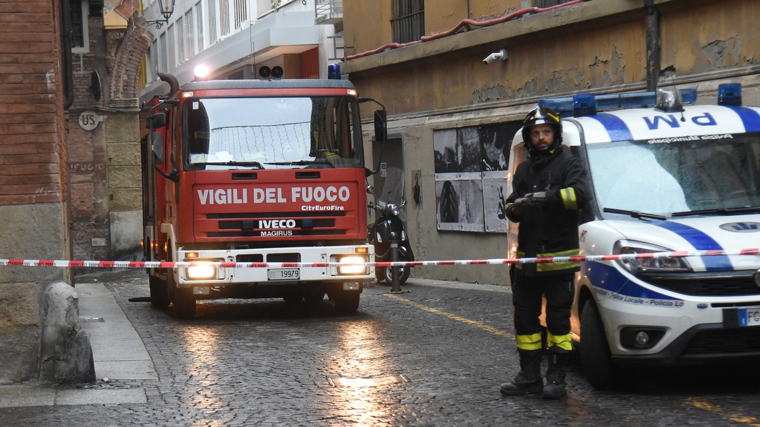 Vigili del fuoco nella centralissima via Marchesana (foto Schicchi)
