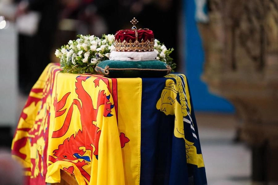La corona di Scozia sopra il feretro della Regina Elisabetta II (Ansa)