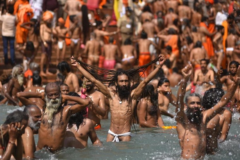 Un affollatissimo bagno nel Gange nonostante la pandemia (Ansa)