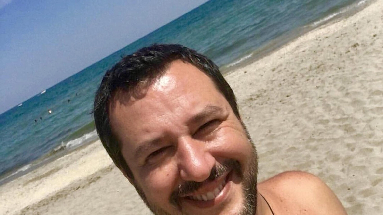 Il selfie di Salvini in spiaggia
