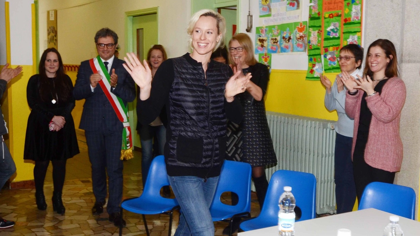 Federica Pellegrini ieri alla scuola primaria Mattioli (Foto Donzelli)