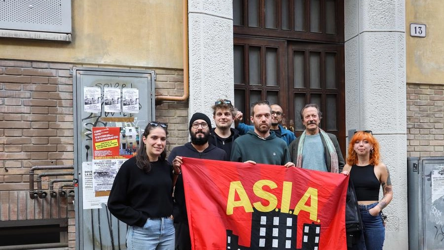 Gli attivisti di Asia fuori dallo stabile fresco di occupazione di via Zampieri