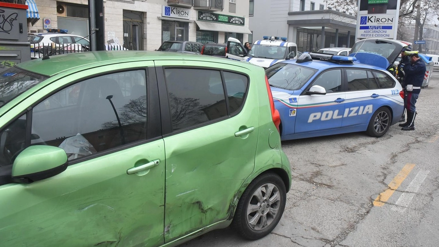 La Opel Agila dell’uomo, con i segni evidenti dell’urto contro l’auto dei vigili a Modena. Il fuggiasco è stato bloccato dalla poliza
