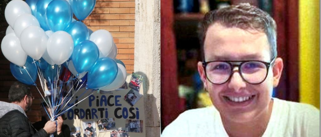 Federico Para, palloncini azzurri, motorini e lacrime per l’addio al 16enne: “Pensaci mentre cavalchi le nuvole”
