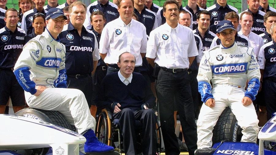 Frank Williams con il team e i piloti Ralf Schumacher e Juan Pablo Montoya (Ansa)